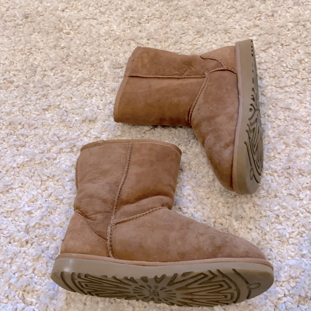Ugg Boot Classic Short Size 6 In Camel - image 3